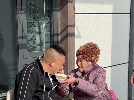 家有一老,如有一宝!90岁的婆婆给我50岁的老公喂饭!平平淡淡的也很幸福!#百善孝为先 #情感 #正能量