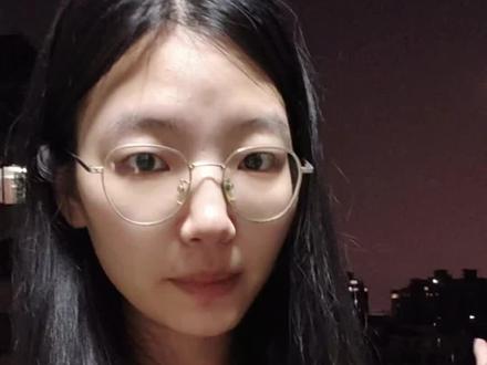 17岁的夏美来上海 2022年,我18岁,在杭州。
深夜,10公里的路。
我把身上最后200块,给了司机师傅。
这笔钱,当时对我来说,是一周的生活费。
为什么要坐?
因为夜深了。
因为没做核酸。
因为我带着旧手机,60G内存,电也快没了。
我不知道能去哪。#女生成长 #打工女孩 #女孩在上海 #农村姑娘在上海