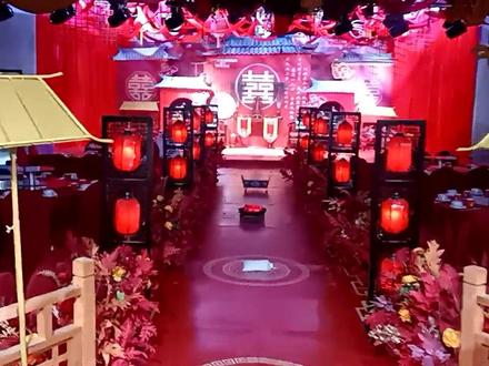儿子何朗,儿媳马亦菲结婚啦。祝福儿子儿媳永结同心,百年好合。
