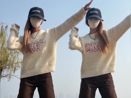 被洗脑了!老婆们快来学这个最近超火超抽象的「战战战我杀杀杀dj摇」!#战战战我杀杀杀 #抽象 #猛男舞 #秋冬穿搭 #我要上热门