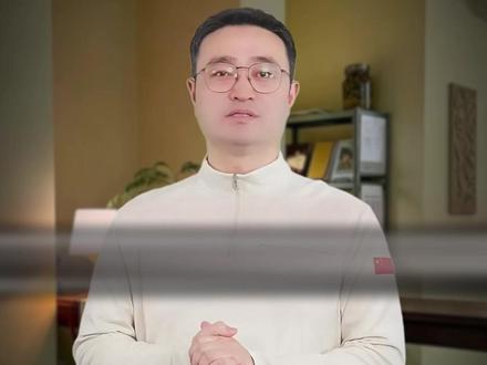 华为抛出韬定律,砸碎统治半导体60年的摩尔定律。 “逻辑折叠”把芯片性能送上新高度,行业规则从此由中文书写!麒麟芯片潜力无限,先进封装也迎来全新机遇!#华为韬定律 #半导体 #华为 #江苏红网 #红网陈军