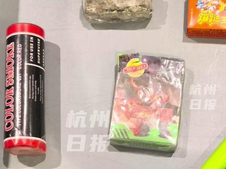 春运出行注意!这类物品携带增多,杭州机场紧急提醒:烟花爆竹既不能随身带,也不能托运!(来源:杭州萧山机场) #杭州