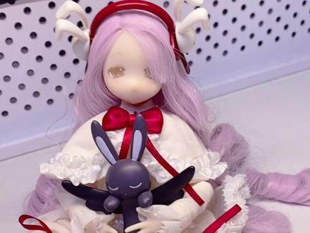 变身电器街真昼开箱💕
真的好萌!!!期待我的allin发货
头发拿到也没打理,怕自己瞎折腾炸毛了
头真的挺紧!穿衣服的时候头没拔下来,也不敢使劲拔……
鞋子丝带也没整明白怎么穿好看索性直接没穿了
袜子蝴蝶结掉了真的很难受……
#变身电器街 #bjd #bjd盲盒 #可动人偶
