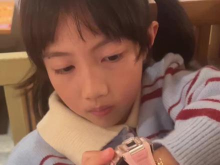 小学生亲测:华为手表比小天才香100倍!
女儿用了一段时间华为儿童手表5 Pro,比起之前的小天才,她最开心的就是手表里的玩法和功能特别合她心意🥰
粉色的机甲外观她一眼就喜欢,还能换赠送的硅胶表壳,每天都要搭配着戴,上学都更有劲儿啦💖
最让她着迷的是手表里的内容,不用大人提醒,自己就会摸索着换卡通表盘🎨、用内置的小工具画画,课间和同学一起比运动打卡的勋章🏅,连出门散步都变得积极了🚶♀️
作为家长,看到孩子能在使用中找到乐趣,还能通过内置的学习小模块轻松记单词📚、听绘本📖,觉得这次更换真的选对了✅
#华为儿童手表 #小学生日常 #育儿好物分享 #儿童手表 #小学生好物分享