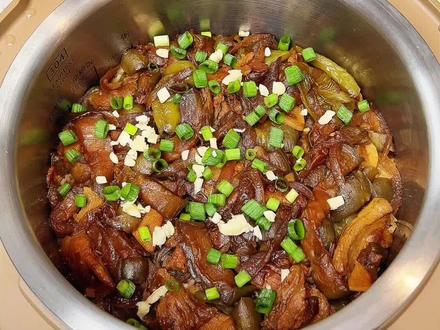 茄子焖饭 复刻贾冰老师同款茄子焖饭的教程来啦,油润润的真的绝了无敌好吃,一整个想迷糊了#贾冰茄子焖饭 #贾冰的茄子焖饭秘技大公开 #现在就出发 #茄子焖饭 #贾冰同款茄子焖饭被我复刻出来了