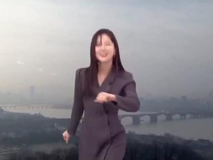 韩国天气预报突然响起音乐,女主播愣了一下开始跳舞,网友赞:太可爱了#韩国 #女主播 #跳舞 #可爱