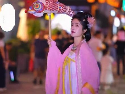 这个春节去哪儿?跟着王婆一起打卡盐城大纵湖,观赏山海奇遇新春灯会,千架无人机秀以天为幕,以光为笔,在春节璀璨献礼,更有古风NPC互动得银票,鱼灯祈福巡游。#盐城年味尽在纵湖灯会 #纵湖山海奇幻夜 #王婆说媒 #这个春节去哪玩 #旅行推荐官