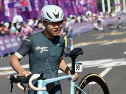 大集团摔车被波及,痛失前20,爬起来扛车冲线最终成绩47名 ,与第一名相差35秒,发扬体育竞技精神,顽强拼搏自强不息,恢复再战超越自我!#团泊湖自行车赛 #自行车赛 #职业联赛 #公路车 #体育竞技