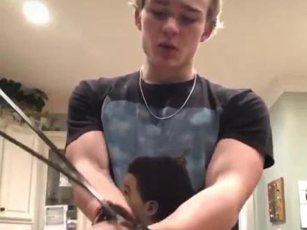 希望你永远不会用到这个冷知识 被扎带捆住双手后如何自救? 第一步你绝对想不到!#扎带 #自救小技巧 #冷知识 #捆绑