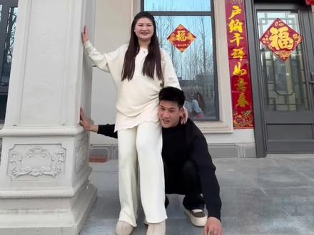 真男人举起自己的女人就像喝水一样简单😎@超凡不是炒饭 #坐肩膀拍照 #夫妻日常 #一种很新的拍照方式#危险动作请勿模仿