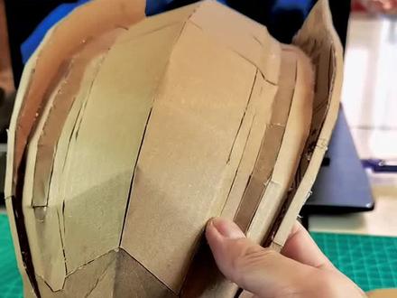 #豆包知道 赛罗头盔制作教程之二
硬纸板瓦楞纸制作赛罗奥特曼可穿戴头盔#赛罗奥特曼 #奥特曼 #手工diy