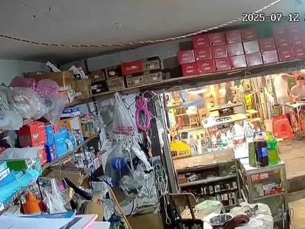 #新闻 #屋檐深夜垮塌 深夜时分,伴随着一声巨响,自家门面的屋檐突然垮塌,商户邓先生为此吓得不轻。