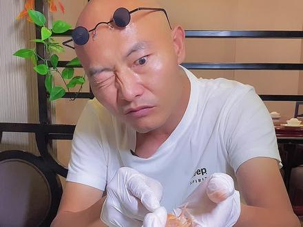 教你如何把虾肉吃了,虾壳是完整的#大虾