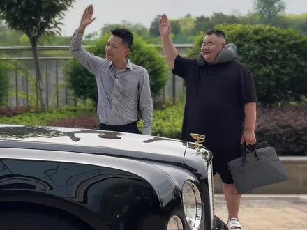 这个开宾利的甲方 居然是做餐饮的#甲方乙方 #餐饮