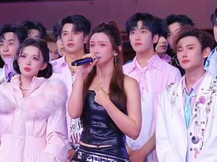 红豆《不想说再见》 一开口太好听了,这嗓音还是之前那个感觉!#真实生活分享计划 #红豆户外直播现场 #龙浩天 @红豆🌟 @龙浩天🐲 (4.10中午12点生日庆)