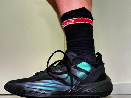 【布拉格方程】阿迪异爆上脚初体验 【布拉格个人基础信息】
【身高】183㎝
【体重】77kg
【脚型数据】脚长265㎜脚宽99㎜偏瘦脚型,前掌不厚,肉不多。
【⚠️尺码建议】本人耐克普遍42.5(偶尔43),李宁普遍43,普遍选择内长270㎜或者275㎜的球鞋,这双鞋我选择42.5码,内长合适,鞋楦偏宽,两边贴合度没那么好,但整体脚面贴合度非常在线!而且鞋带系统可调节空间很大,鞋带系统效果非常实用!
【位置打法】后卫,6突4投,技术流,爱变向,爱急停,脚步灵活。
【球鞋偏好】对于缓震,由于右脚后跟挫伤,对球鞋不追求极致贴地,但要求重心低的情况要有充足的缓震,尤其缓震要出色。
对包裹不追求超级紧致,贴合舒适均匀最好。
#哎呦喂你鞋真好看 #内容过于真实 #内容启发搜索 #好鞋推荐 #球鞋