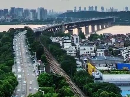 一名普通的质量验收员,在验收环节发现到货药品质量追溯码异常,坚持原则拒收,避免了一批非法渠道药品的流入,化解了企业一次重大质量风险,有效阻止了一次重大药品安全事件的发生。#2022湖北质量月