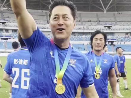 #香港精装明星足球 广东湛江邀请赛,男神们欢庆胜利,氛围拉满!#林俊贤 #王敏德 #詹秉熙 #黄竣锋