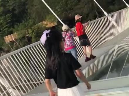 走玻璃栈道#万万想不到 #有趣的视频 #奇闻趣事 #有趣