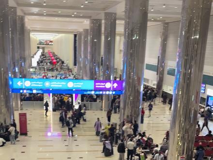 迪拜2月28日T3航站楼现状
2月28日中转迪拜,28日起滞留迪拜,目前迪拜两大机场(DXB/DWC)已因中东局势全面暂停所有航班,阿联酋领空关闭状态,3月1日凌晨00:30阿联酋政府向民众手机发出连续警告:鉴于当前的局势以及潜在的导弹威胁,应立即前往最近的坚固建筑物内躲避,并远离窗户,门和开阔区域。等待进一步指示。迪拜上空能连续听到boom的爆炸声,帆船酒店没有被炸,系阿联酋迪拜拦截了一架无人机,无人机碎片导致帆船酒店外立面出现局部小火,很快被扑灭,无人员伤亡,也未造成建筑结构损毁。阿联酋空军和防空系统已经成功拦截了绝大多数导弹和无人机威胁。目前3月1日和2日的航班都被取消,3日待通知,无人身安全威胁,约2万余名旅客滞留迪拜,目前等待进一步通知。