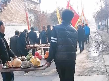 三周年纪念日!摆放贡品寄托对故人的哀思!