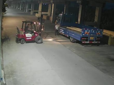 广东一摩托高速通过叉车被“削”翻身亡,家属到现场后殴打成一片