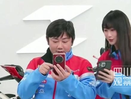 #张雪冠军复刻赛车44秒拍出500万 4月10日晚,张雪直播拍卖WSBK赛事冠军复刻版机车,40万起拍,仅用时44秒就触及500万封顶价成交,直播间涌入超10万人围观。此前张雪表示,拍卖所得将全部捐赠给嫣然天使基金。