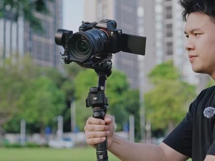 ✔️摄像新手必看!保姆式教你使用稳定器三大运镜模式
应该有很多新手朋友买了稳定器后,并不懂稳定器具体应该怎么使用?
都会有以下的困惑:
1️⃣不懂PTF(双轴)、PF(平移)、FPV(全域)是什么意思
2️⃣也不太懂每个模式拍出来是什么效果
3️⃣更不懂每个模式的使用方法
✔️我用这个视频给你讲清怎么使用稳定器的三大运镜模式,以及每个模式拍出来是什么效果,还有就是拍摄过程中的一些小技巧
👉我将从稳定器的握持方式、运镜的走路姿势、每个运镜模式的拍摄方法等几个方面来讲解!
(视频以大疆RS3稳定器作为演示)
1️⃣第一种:平移跟随模式(PF)
平移跟随模式,是指无论你的手臂怎么操作,稳定器只在水平方向上,做左右运动,在这种模式下可以拍摄前推运镜、后拉运镜、平移运镜、跟随运镜、环绕运镜
2️⃣第二种:双轴跟随模式(PTF)
双轴跟随模式就旦在平玫模式的其础上
加入了仰拍和俯拍,在这个模式下,左右能动,上下也能动,可以拍摄上推运镜、下拉运镜,除了前后双轴,还可以拍摄环绕双轴
3️⃣第三种:全域跟随模式(FPV)
全域跟随模式就是三个轴(俯仰轴、横滚轴、平移轴)都会跟随运动发生位移,在这个模式下可以尝试拍一些大幅度夸张的运镜,还可以手动切换成360°旋转模式,拍摄一些旋转镜头和"盗梦空间"镜头
#摄影培训 #摄影教学 #稳定器教程 #新手小白 #摄影 @DJI大疆创新 @抖加🔥上热门🔥dou+🔥热点宝 @抖加上热门