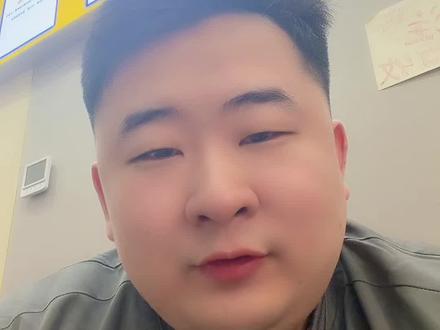 这黄金涨不上去,很明显资本也看透鲍威尔鹰派降息的言论,因为这是他的作风,所以都在观望,但这两天我们散户也要面临重要抉择,我作为3kg的男人 今天头都大了,我的意识是想清空的,但也真的很担心踏空问题,我分析下我的思路吧(100%不构成投资建议)
鹰派降息是大概率事件,不可能连降三次的情况下还去表明1月继续降的言论,对他没什么好处,参考11.29就是板上钉钉的瀑布场景
短暂回撤概率非常大,除非鲍威尔挑明扩表言论,这玩意存在赌的可能性,万一人家不讲…呢??其次是不到一周又来日本加息,市场又担忧会不会连续加息,只要美联储公布降息后黄金是回撤的话,随着日本加息会产生恐慌情绪,955这个位置受不了明确的利空消息,另
外12月有获利了解情绪,还有诸多风险提示,且2025年涨幅太多了,我实在找不到11-20号有什么起飞的消息,唯独扩表和鲍威尔表明1月继续降息的可能性(只有前者有可能)#潍坊黄金回收