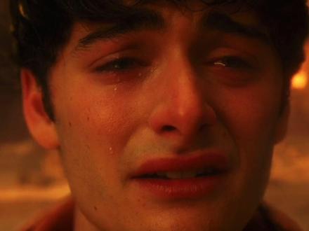 终于等来了怪奇物语大结局,其实看到这里,还幻想亨利可以回头,与威尔小伙伴们一同对付大魔王。
亨利与威尔,这两个灵魂在命运的镜子两端,映照出截然相反的色调。他们都曾是那个被深渊选中的“敏感的孩子”,都曾在维度X的寒风中触碰过那股不可名状的恶意。亨利在那阴暗的洞穴里,面对力量的诱惑,选择了孤傲的吞噬,他将孤独异化为对世界的恨意,把“不同”当成了凌驾于众生之上的特权 。而威尔,同样承载着阴影的重量,同样在脖颈后感受过那阵冰冷的战栗,却在最绝望的时刻做出了凡人的选择——他向朋友伸出了手寻求帮助。
“Friends don‘t lie”
戒断了😭
#怪奇物语大结局#亨利#威尔#美剧