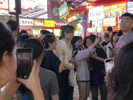 主播兼歌手的大仙来江汉路逛街啦!瞬间被粉丝们围观合影!本人看起来比直播瘦哦!大家的脸上都洋溢着灿烂的笑容#张大仙 #随手拍 #城市记忆 #街拍 #路人视角
