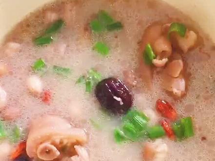 月子餐之猪蹄花生汤,不仅是美容圣品而且下奶哦!快喝起来!#甄的很上头 #月子 #月子餐 #宝妈 @抖音小助手