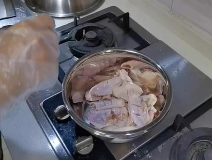 今天儿子幼儿园搞活动,美食节,每个家长出一道菜,这是最后一次了,因为要毕业了,转眼间,孩子要上小学了呢😘