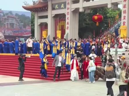 4月20日是农历三月廿三,妈祖诞辰1065周年,莆田湄洲岛迎来了盛大的庆祝活动,明星刘涛的出席更是让这场庆典备受瞩目。
作为妈祖文化全球推广大使,刘涛身着一袭粉色新中式服装,在湄洲女的陪伴下,优雅地走进祖庙正殿。她双手捧着精心准备的寿桃,神情庄重且虔诚,向妈祖金身献上寿桃,并恭恭敬敬地行了三鞠躬礼,表达对妈祖的崇高敬意。
这并不是刘涛第一次参与妈祖相关活动。2012年,她主演神话剧《妈祖》,将妈祖的形象演绎得深入人心,从那时起,她便与妈祖文化结下了不解之缘。多年来,刘涛不仅定期前往妈祖庙祭拜,还积极投身于妈祖文化的推广,此次获授“莆田文旅推荐官”称号,更是实至名归。
活动现场,尽管天空飘着细雨,但这丝毫没有影响刘涛和在场信众的热情。她全程坚持在雨中完成仪式,还将雨伞借给工作人员,尽显真诚。刘涛的虔诚举动深深打动了在场的每一个人,大家纷纷用手机记录下这一温馨瞬间,现场氛围庄重而热烈。
此次刘涛出席妈祖诞辰活动,不仅展现了她对传统文化的热爱与尊重,也借助自身影响力,让更多人了解到妈祖文化的独特魅力,为传统文化的传承与发展注入新活力。