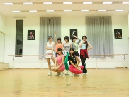 七朵组合《寂》,改编自少女时代的作品《Gee》,歌词如下:
琴瑟指尖轻弹 燕子檐下呢喃
孤单被谁发现 千回百转
寂寂寂寂 颓颓颓颓颓
寂寂寂寂 废废废废废
纸鸢飞向天边 断线犹在眼前
是谁望眼欲穿 穿过千年
寂寂寂寂 追追追追追
寂寂寂寂 悔悔悔悔悔
今生的你是谁(寂寞复又轮回)
芳菲总敌不过(誓言渐渐枯萎)
簌簌簌簌簌簌簌簌(不禁两行清泪)
思往事不觉入颦眉
是该弹一曲高山流水
还是怀念平湖落雁美
如何 给来生加一个后缀
好让我千里万里寻来寻去 你你你你你
让你不即不离全心全意 迷迷迷迷迷
怎奈何闲庭花落满目萧索 寂寂寂寂寂
直等到下个春天
只等你重回到我身边
好让我千里万里寻来寻去 你你你你你(千里 噢 你你)
让你不即不离全心全意 迷迷迷迷迷(让你不即不离全心全意 迷迷迷)
怎奈何闲庭花落满目萧索 寂寂寂寂寂(花落满目萧索 寂)
直等到下个春天(下个春天)
只等你重回到我身边。
#舞蹈练习室 #寂 #七朵 #七朵组合 #中国风 @许祺曼 @你的啵唧 @颜灵兰的小名叫壹一 @韦喂喂~📞 @吴圆圆 @车厘子 @刘木子maggie