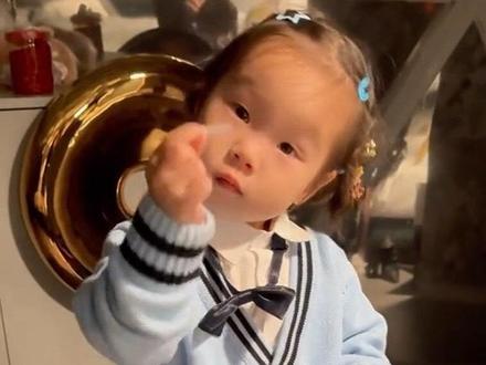 《当家爸爸的聚会》收官了,和大家一样作为一路追过来的“云妈妈”,我也是跟着追每周节目才知道爸爸和宝宝这一路都经历了什么,心里是不舍又满当。💕
感触最大的是我看到研学路上,爸爸们有久违的、发自内心的放松和开心。这种快乐,应该不仅仅是因为孩子在身边,更是自己独立撑起了一片天,能沉浸式作为个体去享受亲子时光,这种成就感让爸爸们变得更可靠,也更快乐了。也发现离开妈妈,孩子们变得更独立了。看着小宇宙虽然是研学路上最小的宝宝,但一切适应得特别好,我看到她敢于去尝试害怕的事情,真实表达自己的需求、情感,和小米姐姐、三三哥哥、可乐哥哥、八喜哥哥、小宝哥哥、力安哥哥们相处很自洽,看着他们小小的背影变得勇敢,我知道,他们的世界正在变得更辽阔。
从《爸爸当家》到《当家爸爸的聚会》又一次感受到妈妈的适度退出,能给爸爸和孩子让出共同成长的空间。爱其实也可以是放心地让他们去经历。
当然还有我们依然温暖又爱,认真传递亲子间最好样子的节目组,这种“边玩边学,边学边长大”的形式比任何说教都管用。爱你们~❤️#当家爸爸的聚会收官 #当家爸爸的聚会五星好评 #当家爸爸的聚会 @萨琪拉-音乐唱作人 @小宇宙 @当家爸爸的聚会(青海季)