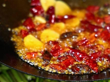 生腌蒜苔小菜 新蒜苔都下来了,在家可以按照我这个法腌点放家里,不论喝个小酒还是当个下饭菜都好吃!#生腌蒜苔 #下饭菜 #小菜 #每日美食分享