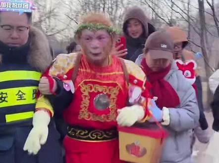 铁柱受伤 腰还没好利索 又坚持来上班了 工作人员扶着上台 受伤第四天就恢复工作 铁柱太敬业了 铁柱加油#雪饼猴受伤 #雪饼猴 #长春动植物公园 @王铁柱(雪饼猴🐒) @长春市动植物公园 @长春动植物公园官方号 @#王铁柱