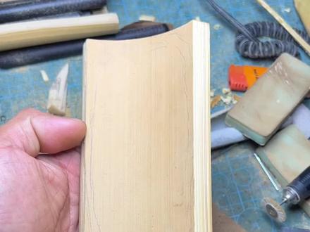 手工制作玉竹老料茶则,簸箕茶则,一块高密竹片手工挖制簸箕形茶则,整料用刀修型后打磨外廓,铅笔画边线后磨机开槽后挖掉内壁,用圆弧刮刀刮平内壁,砂纸打磨缝隙边角后整体抛光#手艺人 #手工#茶器之美 #制作过程 #器物之美