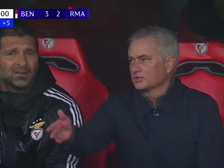 “我不是泛泛之辈,我是最特殊的那一个”——穆里尼奥,狂人依旧 #穆里尼奥 #本菲卡4比2皇马 #本菲卡晋级欧冠 #穆里尼奥指挥门将上去争顶 #穆里尼奥君临天下