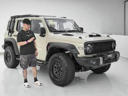 我记得马伯庸说过:
“每个人都有一个执念,
就是在我之前流行的文化都是腐朽的、保守的,
已经过时了的;
在我之后的文化都是浅薄的,
都是不值得一提的;
只有跟我从小长大的这些文化是辉煌的一代,
每一代都这样。”
可他们看不见的是,
美国人口中的“垮掉一代”
塑造了冷战的胜利与他们最岁月静好的21世纪10年代,
大洋彼岸
我们口中的“小皇帝”
则让中国人的足迹踏进了浩瀚星宇。
人如此,车也是,
成长于燃油时代的我们,
对于新能源的成见也十之八九源自于此。
或许现在我们仍要和自己和解,
好好玩燃油车,
因为未来必然属于混动,
今天就为大家带来一辆
“未来的座驾”
来看看顶火如何面对未来?
#一刀入魂
#顶火范儿
#坦克300
#至暗套件
#坦克300Hi4T
@顶火车会 @喜妹儿|中國頂火 @頂火钰平