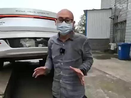 懂车帝在前几天比亚迪秦宋dmi拆车视频中提到铁基油箱和树脂油箱,这个视频解释了比亚迪为什么用铁基油箱!
懂车帝拆车视频我也看了会了,虽然没有明说,但暗戳戳的就有点说比亚迪的铁基油箱是偷工减料那个意思。这个视频就很好得解释了比亚迪为什么要用铁基油箱,这个铁基油箱是外面覆盖了符合材料的,成本不比工程塑料油箱低!
只要排放达标,保证安全性,用纸做油箱都没问题,但必须把省下来的成本体现在价格上!