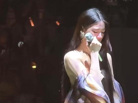 单依纯凌晨发文再致歉,李荣浩回应:不是要钱! 《李白》版权风波后续,#单依纯 发文称“错误全在我”,#李荣浩 回应。