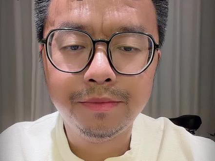 上海迪士尼那个当众崩溃的父亲,把“羞耻”刻进了女儿心里。穷不是错,人穷不可志短,更不可无理取闹。作为父亲,在孩子面前,怎可失控胡闹!#上海迪士尼 #暴怒父亲排队三小时 #家庭教育 #亲子关系