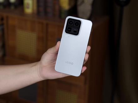 iQOO 15 Ultra 铁人三项测试! 测完 iQOO 15 Ultra 铁人三项,我发现“性能过剩”是最大的谎言?