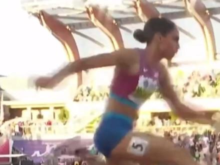【田径世锦赛美国奥运冠军打破女子400米栏世界纪录】 #国际体坛战报速递 7月22日尤金,2022年田径世锦赛女子400米栏决赛结束,东京奥运冠军、美国名将迈克劳林以50秒68打破世界纪录并夺得冠军,原纪录是其本人在去年奥运会上创造的51秒46。这也是本届世锦赛打破的第一项世界纪录。荷兰选手波尔和另外一位美国名将穆哈迈德分获银铜牌,成绩分别为52秒27和53秒13。#2022田径世锦赛 #女子400米栏 #世界纪录