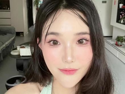 姜乘澜化妆教程真是太牛啦៷>ᴗ<៷ 超级自然通透又好看 好喜欢
完美的放大的脸上的优点 更贴合五官