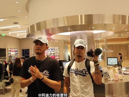 有没有想和我和@卡米然Ma3colm 一起逛街拍vlog的?@出想跟我们一起的小伙伴。#vlog日常