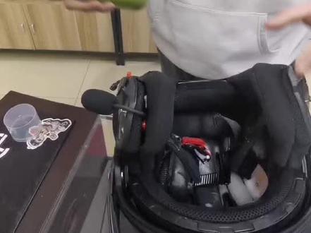 为你的头盔做个卫生清洁。