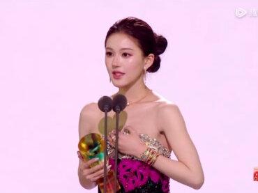 闺蜜不要哭😭你一哭我就忍不住呜呜呜呜😭#赵露思 #许我耀眼 #星光大赏